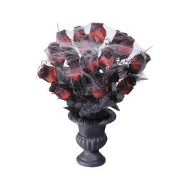 Florero con rosas rojas y telarañas