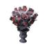 Florero con rosas rojas y telarañas