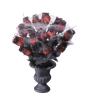Florero con rosas rojas y telarañas