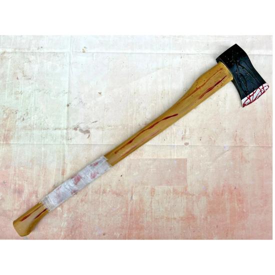 Hacha larga ensangrentada